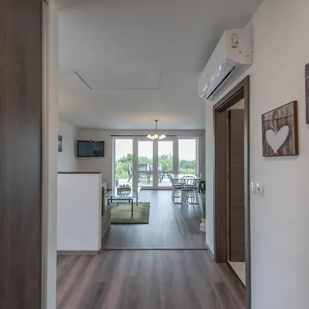 Bridgiet تشيرستوموي